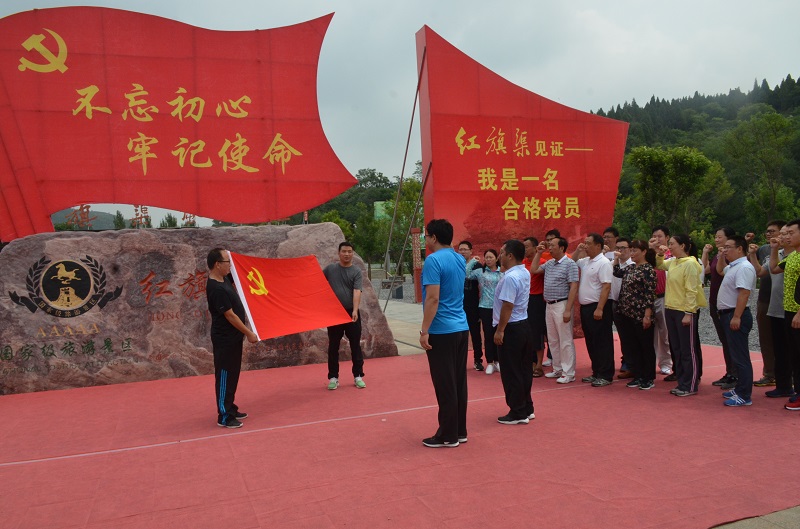 新党员宣誓,老党员重温誓词.jpg hg皇冠官网